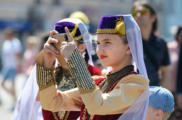 Mädchen Traditioneller Krimtatarischer Kleidung Und Fez Beim Fotografieren Mit Dem — Stockfoto