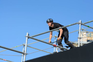 Eğlenceli atlayış. Bisikletçi çocuk, mavi gökyüzünde bisikletle yükseliyor. 21 Mayıs 2012. Kiev, Ukrayna