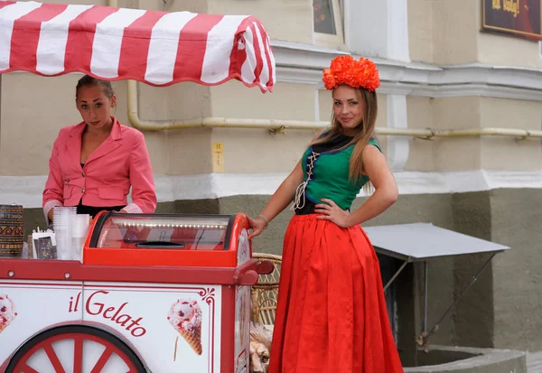 Tezgahta Elinde Mallarla Duran Genç Güzel Dondurma Satıcısı Kadınlar Ağustos — Stok fotoğraf