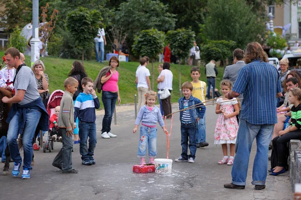 街头艺人吹泡泡 儿童和成年人观看 August 2013 乌克兰基辅 — 图库照片