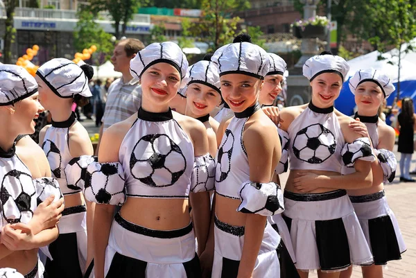Chicas Jóvenes Animadoras Pie Medio Calle Junio 2018 Kiev Ucrania — Foto de Stock