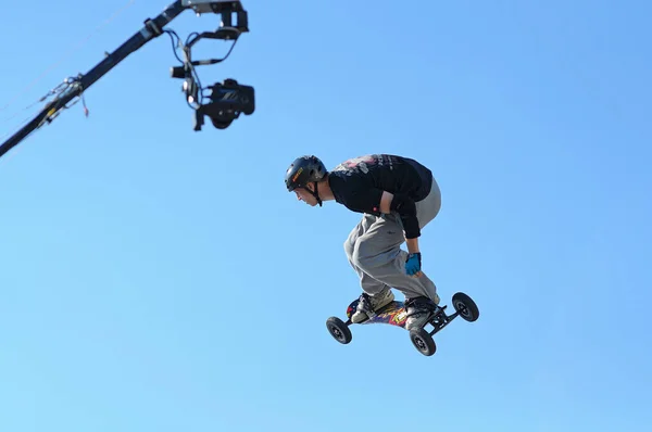 Jovem Skatista Saltando Alto Céu Azul Com Skate Câmera Fundo — Fotografia de Stock