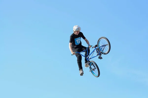 Salto Divertido Jovem Ciclista Subindo Alto Céu Azul Com Bicicleta — Fotografia de Stock