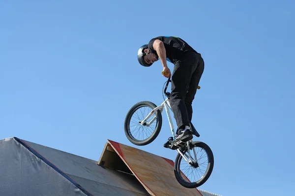 Salto Divertido Jovem Ciclista Subindo Alto Céu Azul Com Bicicleta — Fotografia de Stock