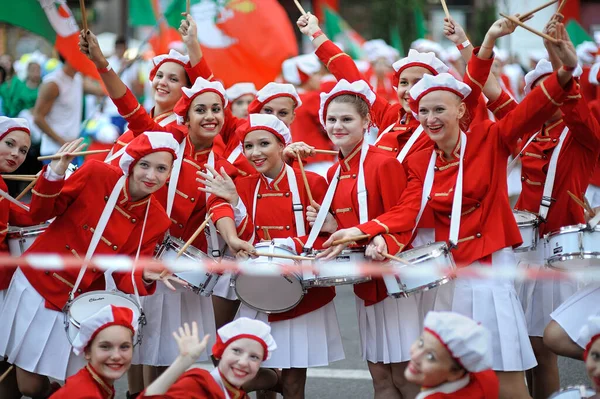 Kırmızı Beyaz Kostümlü Gülümseyen Baterist Kızlar Sallayarak Sevinçlerini Ifade Ediyorlar — Stok fotoğraf