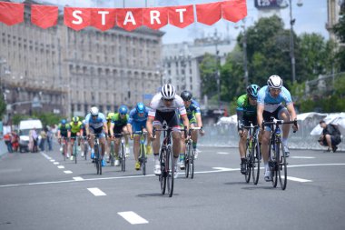 Bir grup bisikletçi başlangıç çizgisini geçiyor. Kiev Günü 'ne adanmış amatörler arasında bisiklet yarışı. 25 Mayıs 2019. Kiev, Ukrayna