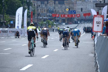 Bitiş çizgisine doğru ilerleyen bir grup bisikletçi. Kiev Günü 'ne adanmış amatörler arasında bisiklet yarışı. 25 Mayıs 2019. Kiev, Ukrayna