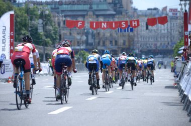 Bitiş çizgisine doğru ilerleyen bir grup bisikletçi. Kiev Günü 'ne adanmış amatörler arasında bisiklet yarışı. 25 Mayıs 2019. Kiev, Ukrayna