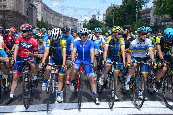 Grupp Cyklister Väntar Början Loppet Startlinjen Cykeltävling Bland Amatörer Tillägnad — Stockfoto