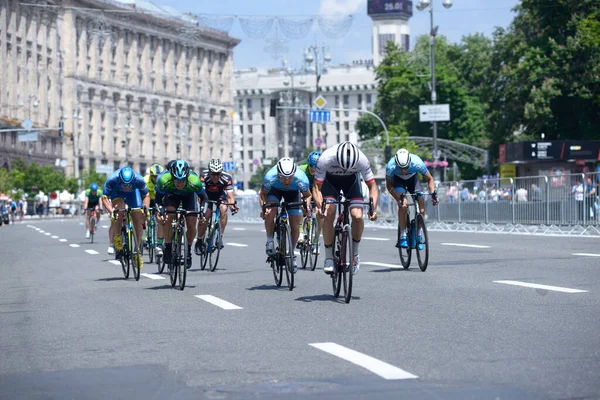 Grupa Rowerzystów Zbliża Się Mety Wyścig Rowerowy Wśród Amatorów Poświęcony — Zdjęcie stockowe