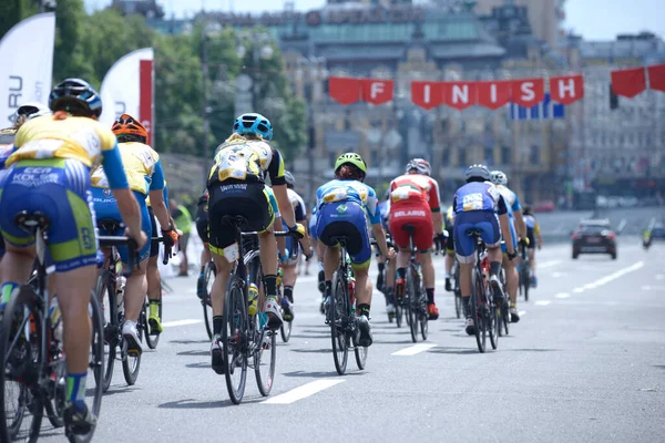 Bitiş çizgisine doğru ilerleyen bir grup bisikletçi. Kiev Günü 'ne adanmış amatörler arasında bisiklet yarışı. 25 Mayıs 2019. Kiev, Ukrayna