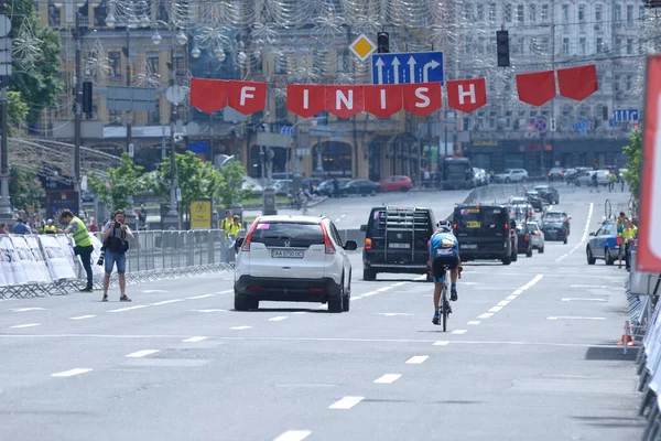 Grupp Cyklister Flyttar Till Mållinjen Cykeltävling Bland Amatörer Tillägnad Dag — Stockfoto