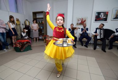 Geleneksel düğün töreninde yerli elbisesi içinde dans eden Kırım Tatar küçük kızı. Kırım Tatar Kültürü Günleri. 27 Şubat 2019. Kiev, Ukrayna