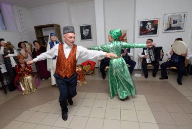 Kırım Tatar geleneksel nikahı: bir damat toplantı sırasında gelinle dans ediyor. Kırım Tatar Kültürü Günleri. 27 Şubat 2019. Kiev, Ukrayna