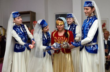 Kırım Tatar geleneksel nikahı: nedimeler gelini damat ile tanıştırmak için hazırlıyorlar. Kırım Tatar Kültürü Günleri. 27 Şubat 2019. Kiev, Ukrayna