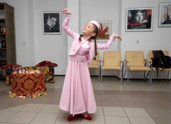 Crimeia Tartar Menina Vestido Nativo Dançando Durante Cerimônia Casamento Tradicional — Fotografia de Stock