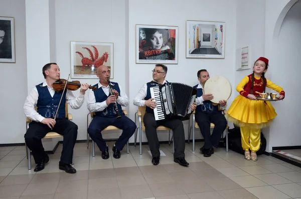 Músicos Tártaros Crimea Con Trajes Nativos Tocando Música Durante Ceremonia —  Fotos de Stock