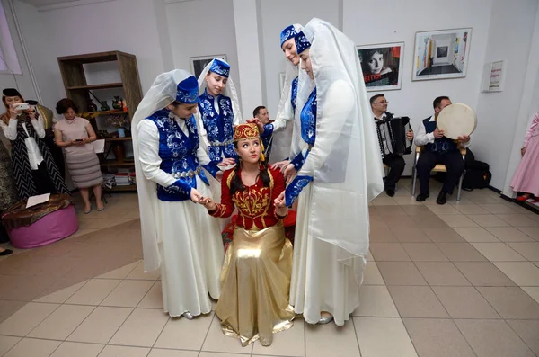 Traditionelle Hochzeitszeremonie Der Krimtataren Brautjungfern Bereiten Eine Braut Auf Die — Stockfoto