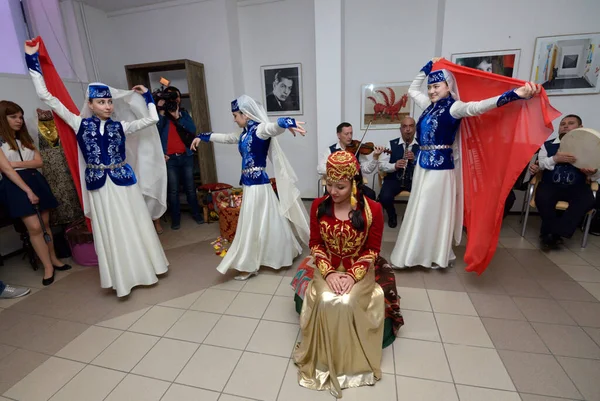 Traditionelle Hochzeitszeremonie Der Krimtataren Brautjungfern Bereiten Eine Braut Auf Die — Stockfoto