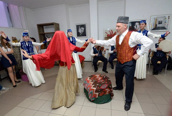 Krími Tatár Hagyományos Esküvői Szertartás Vőlegény Táncol Menyasszony Találkozójukon Krími — Stock Fotó