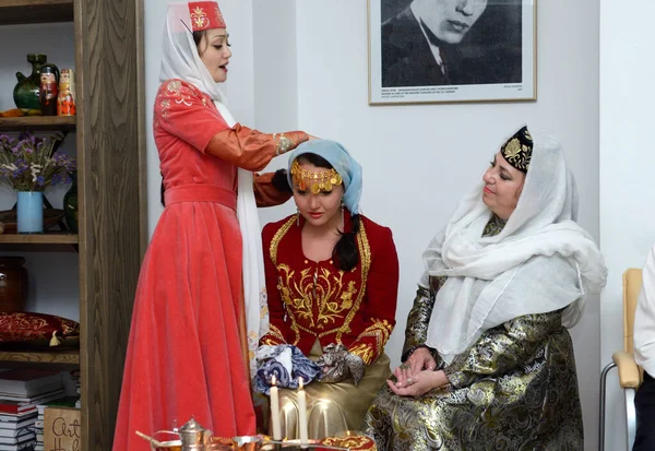 Traditionelle Hochzeitszeremonie Der Krimtataren Brautjungfern Bereiten Eine Braut Darauf Vor — Stockfoto