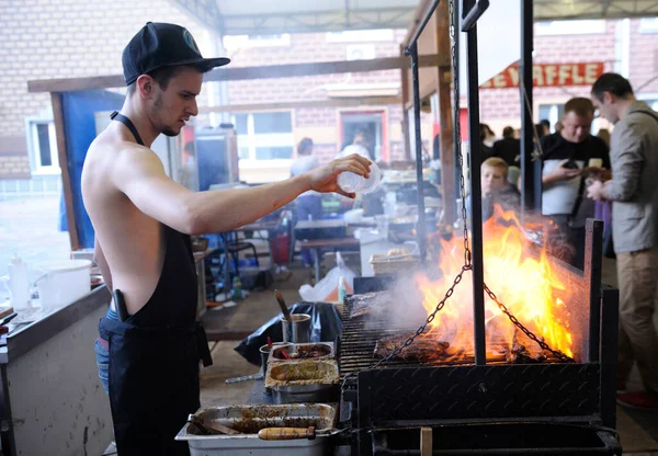 从瓶子里煮烤肉 试图扑灭火焰 人们在后面 快餐节 2018年4月24日 乌克兰基辅 — 图库照片