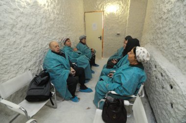 Podilsky Bölgesi Sosyal Hizmetler Merkezi emeklileri için sağlık merkezinde tuz terapisi seansı düzenleyen yaşlılar. 28 Ekim 2018. Kiev, Ukrayna