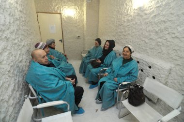 Podilsky Bölgesi Sosyal Hizmetler Merkezi emeklileri için sağlık merkezinde tuz terapisi seansı düzenleyen yaşlılar. 28 Ekim 2018. Kiev, Ukrayna