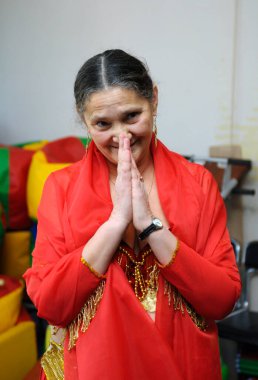 Sari giymiş yaşlı bir kadın Podilsky Bölgesi Sosyal Hizmetler Merkezi emeklileri için bir dans kulübünde Hint dansı yapıyor. 28 Ekim 2018. Kiev, Ukrayna