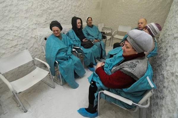 Podilsky Bölgesi Sosyal Hizmetler Merkezi emeklileri için sağlık merkezinde tuz terapisi seansı düzenleyen yaşlılar. 28 Ekim 2018. Kiev, Ukrayna