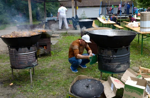 Kotły Pełne Pilafa Ryżowego Ustawione Ruchomych Piecach Drewno Facet Wkłada — Zdjęcie stockowe