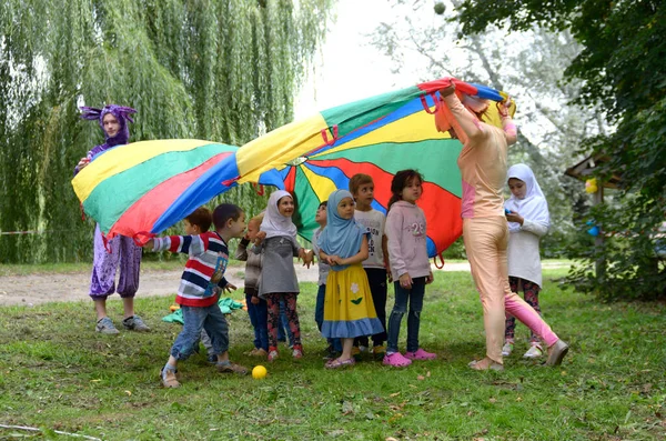 Çimenlikte Çocukla Oynayan Genç Bir Kadın Sokak Sanatçısı Ramazan Ayı — Stok fotoğraf