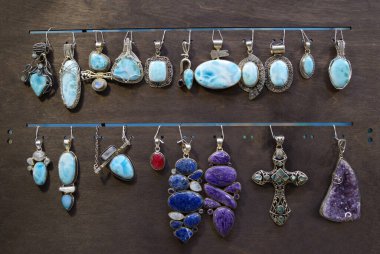 Yarı değerli doğal taşlardan yapılmış el yapımı mücevherler - yasalar, yasaklar, bakır çerçeveli nephritis