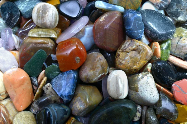 Pedaços crus, mas polidos, de pedras naturais semipreciosas - jaspe, ágata, nefrite — Fotografia de Stock