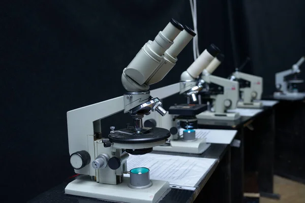 Microscópios colocados na mesa de trabalho do laboratório da escola — Fotografia de Stock