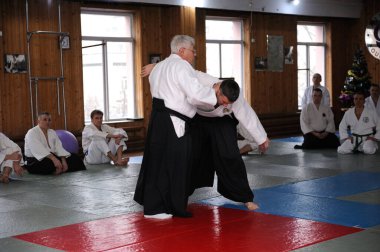 Aikido eğitmeni aikido aikikai teknikleri öğretiyor. Kiev 'deki spor kulübünde Aikido semineri düzenlendi. 6 Şubat 2018. Kiev, Ukrayna