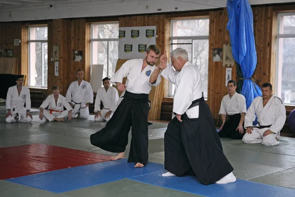 Εκπαιδευτής Αϊκίντο Διδάσκει Τεχνικές Aikido Aikikai Σεμινάριο Aikido Αθλητικό Σύλλογο — Φωτογραφία Αρχείου