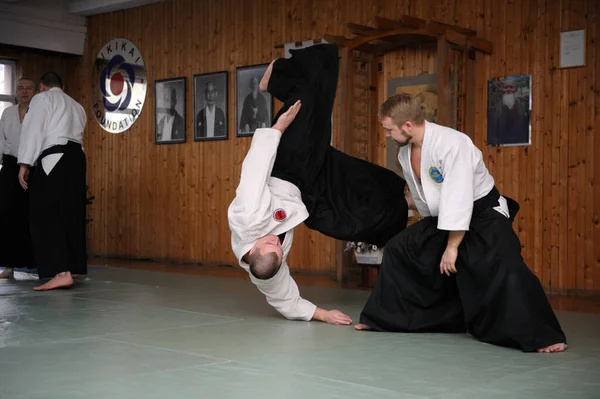 Instruktor Aikido Uczy Technik Aikido Aikikai Seminarium Aikido Klubie Sportowym — Zdjęcie stockowe