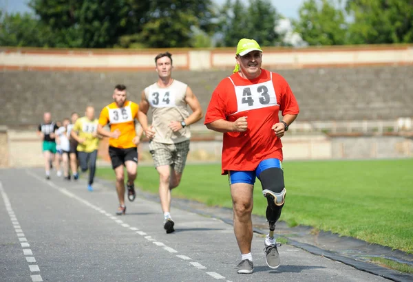 Disabled Athlete Artificial Leg Running Track Left Healthy Runners July — Stock Photo, Image