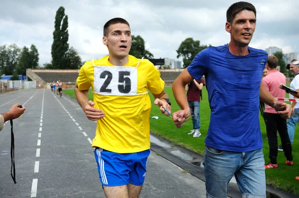 Önde gelen koşucu elleri bağlı engelli bir atlet (solda) tarafından engellendi. Engelli Ukraynalı askerlerin 43. ABD Deniz Piyade Maratonu 'nda yargılanması. 20 Temmuz 2018. Kiev, Ukrayna