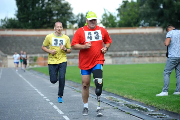 Behindertensportler Mit Künstlichem Bein Die Auf Einer Bahn Laufen Ließen — Stockfoto