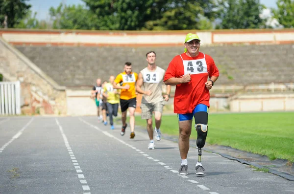 Disabled Athlete Artificial Leg Running Track Left Healthy Runners July — Stock Photo, Image