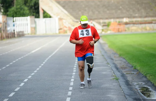 陸上競技場のトラック上を走る人工脚を持つ障害者アスリート 2018年7月20日 キエフ ウクライナ — ストック写真