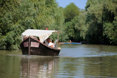Kanalda motorlu tekneye binen turistler. 22 Haziran 2018. Vilkovo Köyü (Ukrayna Venedik), Ukrayna