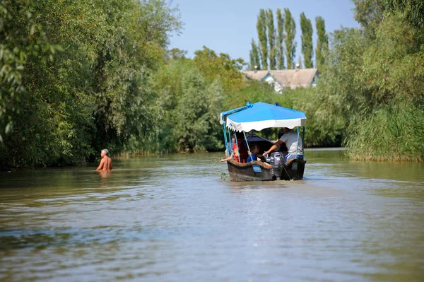 Turistas Montando Lancha Canal Junio 2018 Vilkovo Pueblo Llamado Venecia — Foto de Stock