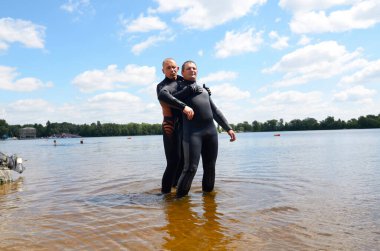 Cankurtaranlar, su yüzeyinde boğulmanın doğru yolunu gösteriyor.
