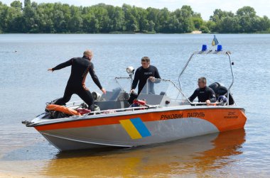 Dinyeper nehrinde yüzen dalış botu. Görevde polis cankurtaranları ve ekipmanlarıyla birlikte.