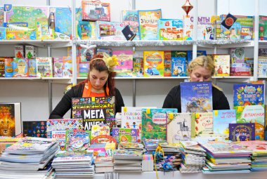 Kitapçılar kitapçıda müşterileri bekliyor. Kitap Fuarı sözleşmeleri. 14 Aralık 2017. Kiev, Ukrayna