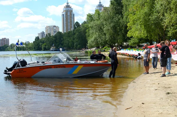 Barco de buceo con salvavidas de la policía en servicio y equipo a bordo llega a la playa — Foto de Stock