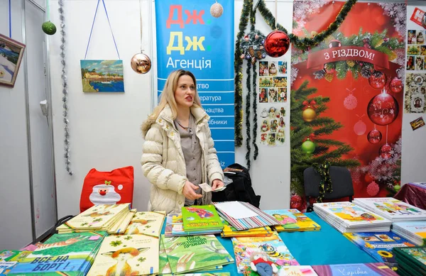 Букселлер Чекає Клієнтів Столику Книжковому Магазині Книжковий Ярмарок Скорочується Грудня — стокове фото